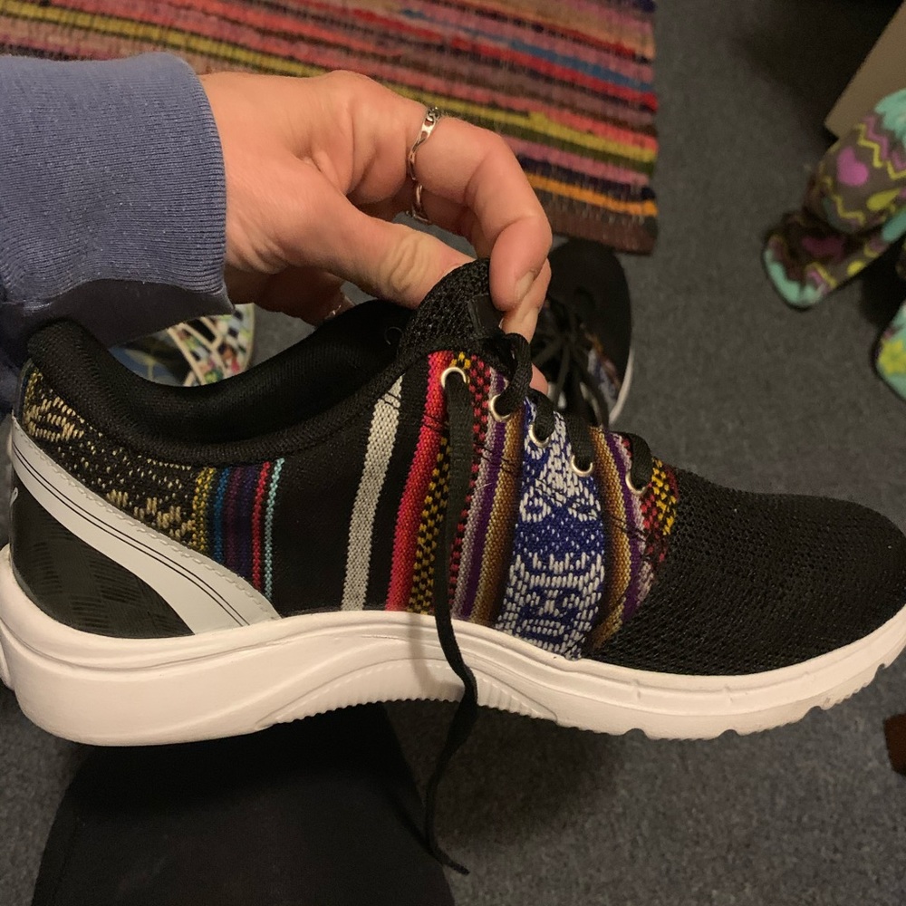 Inkaas Women’s athletic shoes size 9